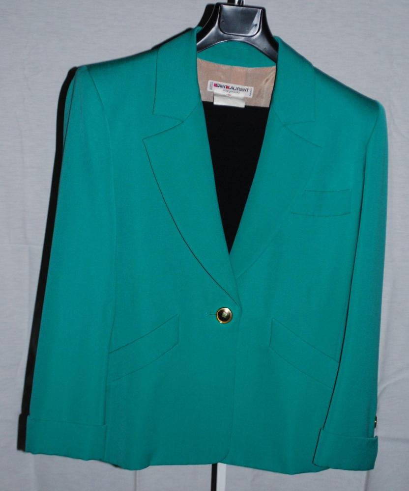 SAINT LAURENT rive gauche

Veste en ottoman de laine vert, col châle cranté, une poche poitrine, deux poches en biais, boutoonnage à un boutons, manches longues à revers, panatlons noir à taille haute