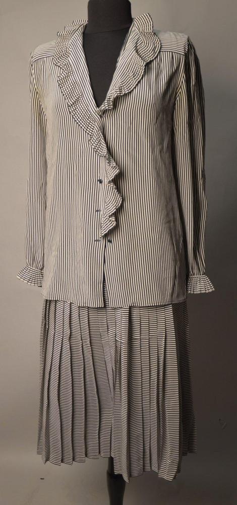 Nina RICCI

Ensemble jupe chemisier en soie, rayée blanc et bleu marine Taille 38/40