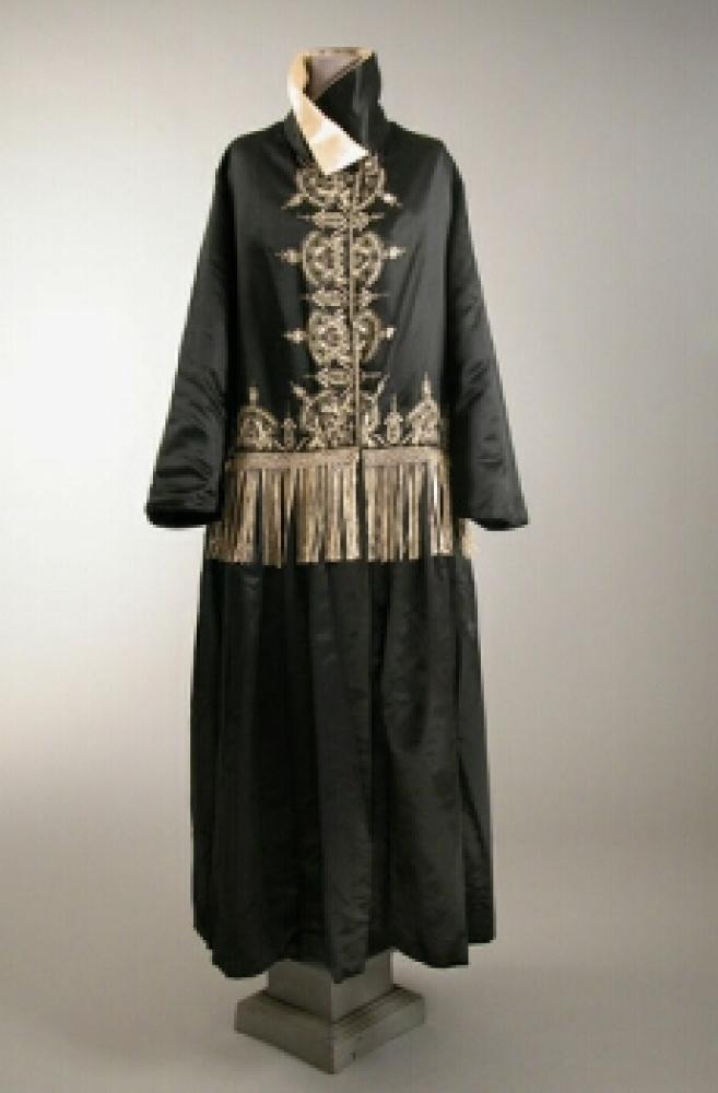 Cheruit Black Evening Coat

Lot 506
Cheruit Black Evening Coat
 French, 1920s 
 Chinese inspired black satin coat with cream silk collar, embroidery and fringe, labeled: Cheruit/21 Place Vendome/Paris, second label: Henri Bendel/New York.
Good condition, some fabric splitting at collar.
