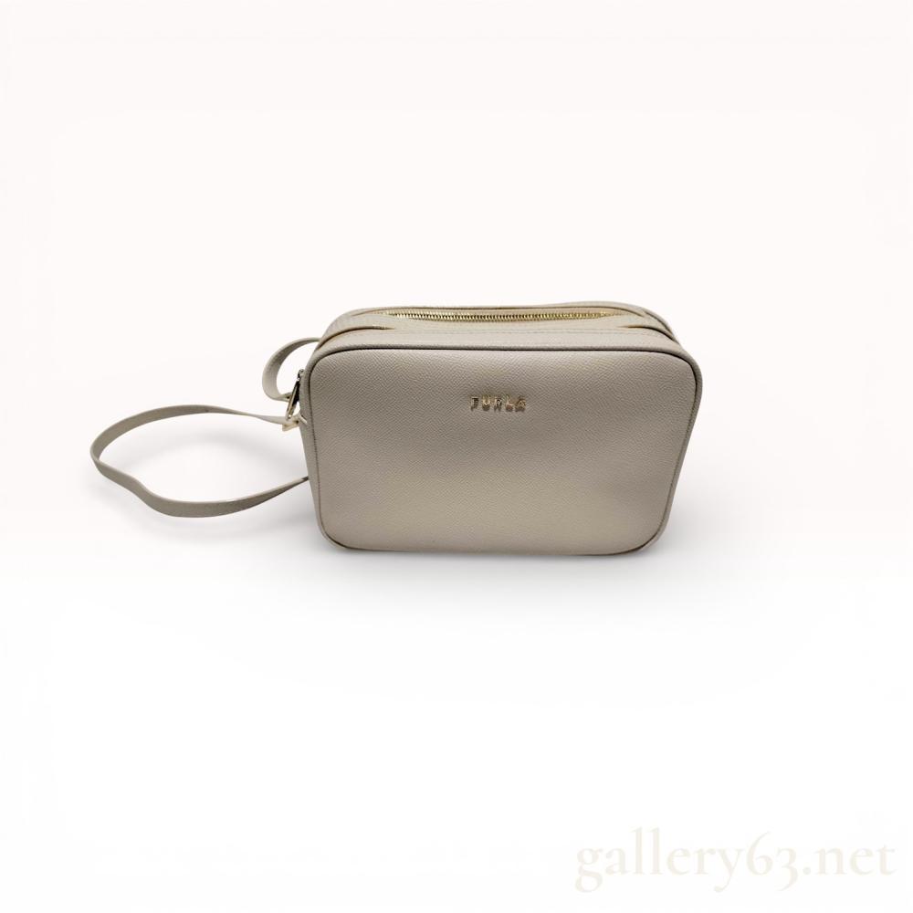 Description
Furla camera-style crossbody bag in the Lilli model, contemporary. Crafted from beige Saffiano-textured leather with two independent zippered compartments and gold-tone hardware. The interior features a grey textile lining with integrated card slots and an adjustable leather shoulder strap. Front exterior displays gold-tone metal Furla lettering.
Width: 8 inches
Height: 5 inches
Depth: 3 inches.
