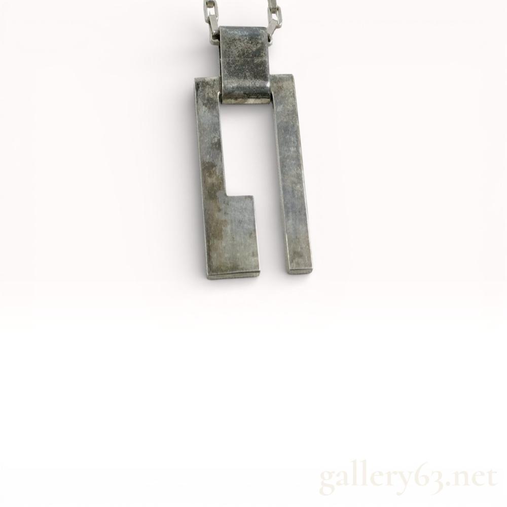 Description
Authentic vintage sterling silver Gucci necklace measuring 20" in length. Our photos of this are bad so you’re probably going to get a good deal.