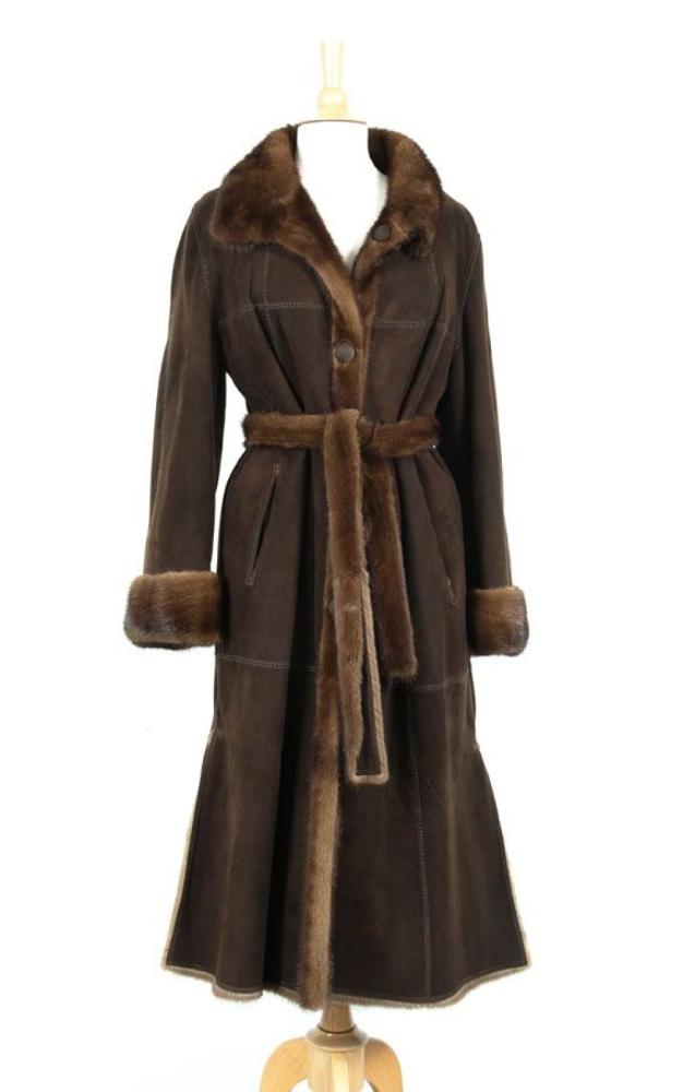 Manteau en envers daims marron et Vison scanbrown…

Manteau en envers daims marron et Vison scanbrown femelle, travail pleine peaux, col parementure et revers de manches en Vison, petit col, simple boutonnage à 4 boutons de daims, fente de côtés, ceinture