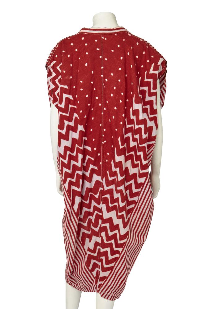 An Issey Miyake red and pink printed shirt-dress, Spring-Summer 1985

An Issey Miyake red and pink printed shirt-dress, Spring-Summer 1985

brushstroke label, size M, of broad rectangular cut, printed with stripes to front and waves and spots to back, chest 193cm 76in

Share this lot: