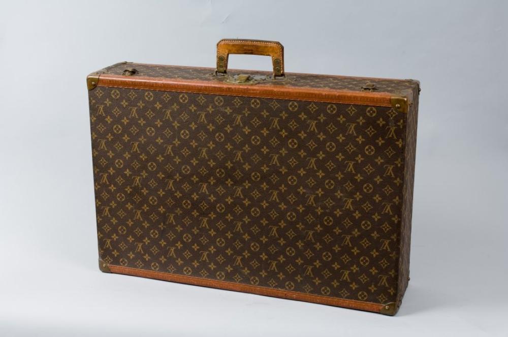 Louis VUITTON

avenue Marceau n°873232 Valise en toile monoigram, bordues latérales lozinées, coins, fermetures en laiton doré, poignée cuir à pans coupés. Dimensions 70 x 47 x17cm