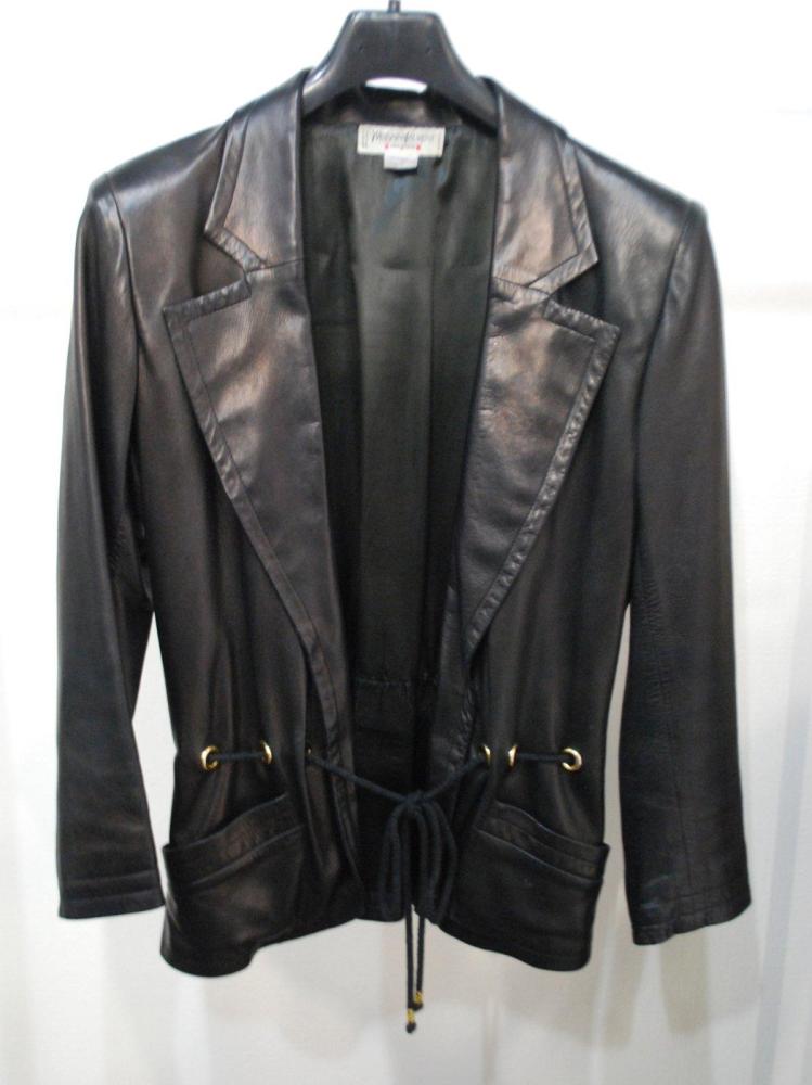 Yves SAINT LAURENT rive gauche

Veste en cuir noir, col châle cranté, taille coulissée, deux poches en biais. manches longues. Taches