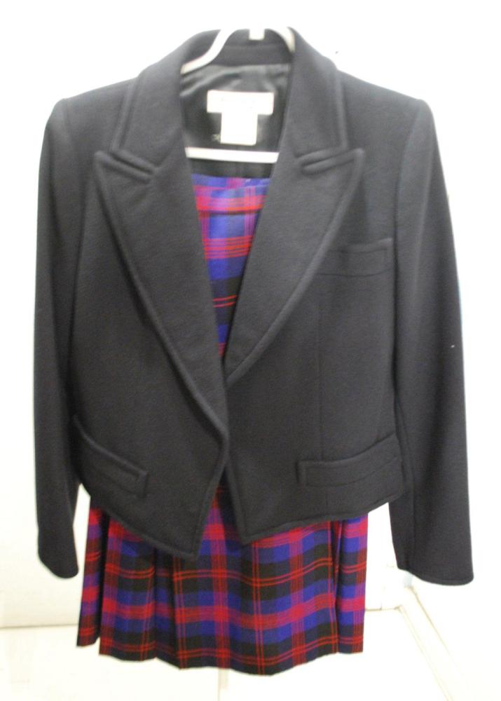 Yves SAINT LAURENT rive gauche, SAINT LAURENT rive gauche

Lot composé d’une veste en cachemire bleu marine, col châle cranté, une poche poitrine, deux poches verticales, manches longues; nous y joignons une jupe portefeuille en tartan écossais bleu, rouge