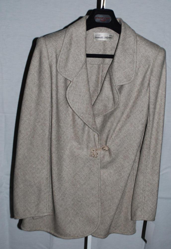 Emanuel UNGARO Couture n° 503-30.10.95

Tailleur en cachemire beige, col châle cranté, boutonnage passementerie, manches longues, jupe droite