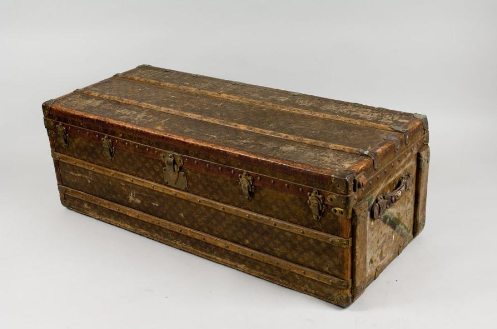 Louis VUITTON

rue Scribe n°180153 Malle penderie en toile monogram chiffrée A.L, bandes d’écuries noir/vert, bordures lozinées, renforts hêtre, coins, fermetures en laiton doré, poignées cuir (manques cintres) Dimensions :  55 x 43.5 x 131 cm