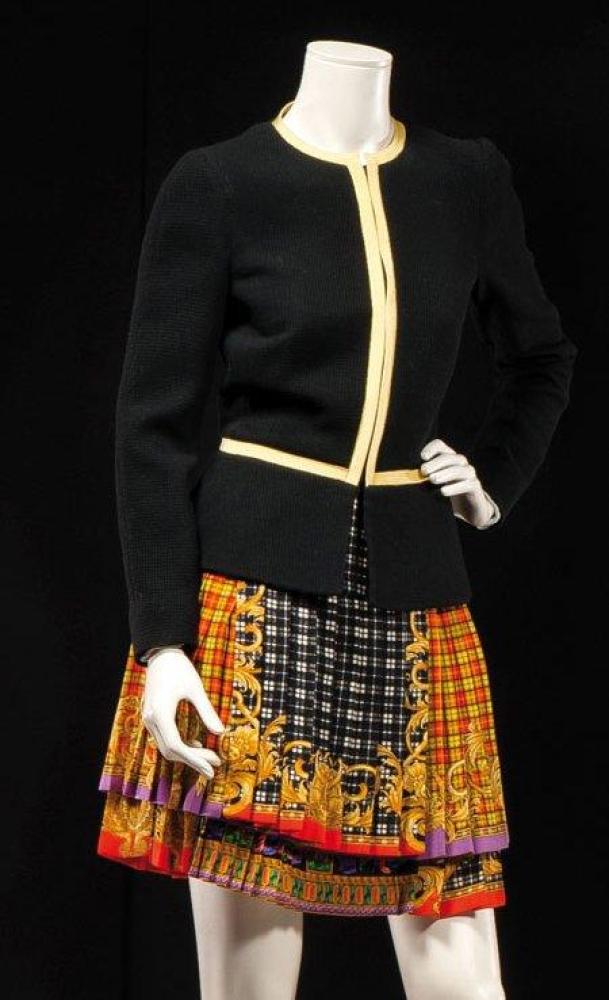 Gianni VERSACE couture, circa 1985 / 1990

Ensemble comprenant une veste à basque en lainage noir à effet nid d’abeilles, encolure ronde, parementures et taille rehaussées d’une bande jaune surpiquée, fermeture éclair et une jupe en étamine de laine à trois niveaux de tissus coordonnés imprimés, plissés à partir des petites hanches. Griffe noire, graphismes blanc