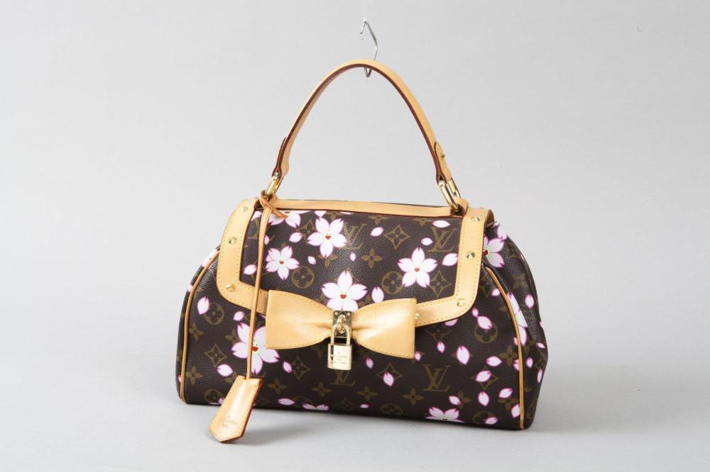 Louis VUITTON par Murakami

Sac «Rétro» 30 cm en toile monogram agrémenté de fleurs et cuir naturel réhaussé de clous, fermeture pression sur rabat ornée d’un noeud réhaussé d’un cadenas, poignée, cadenas, clefs. Très bon état