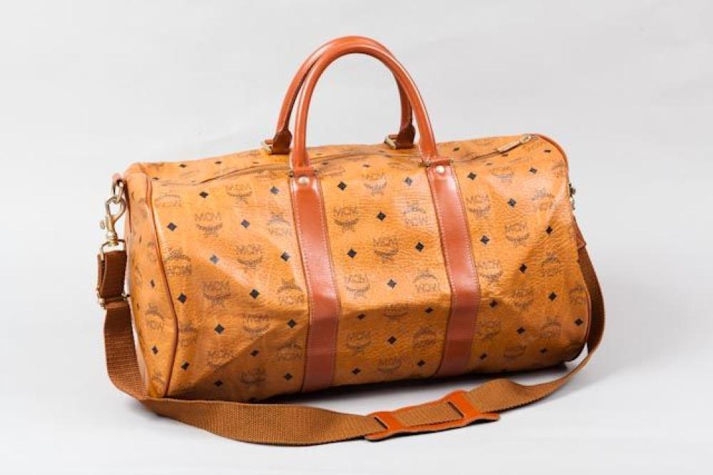 MCM

sac de voyage 49 cm en cuir grené marron siglé et cuir marron, fermeture éclair, double poignée, anse bandoulière sangle amovible (légères usures). Bon état