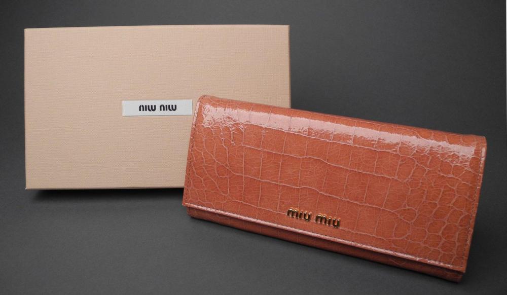 MIU MIU

Collection hiver 2011-2012 Portefeuille en cuir vernis vieux rose à imitation croco Rabat siglé en métal doré L: 19,5 cm ETAT NEUF Dans sa boîte d’origine