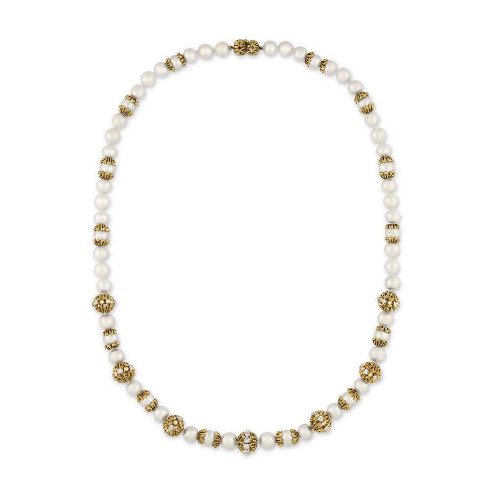 CULTURED PEARL AND DIAMOND NECKLACE

Cultured pearls, round diamonds, 14k yellow gold 
Diamonds: for an approximate total weight of 7.40 - 7.60 carats 
Size/Dimensions: 78.0 cm long 
Gross weight: 186.6 grams