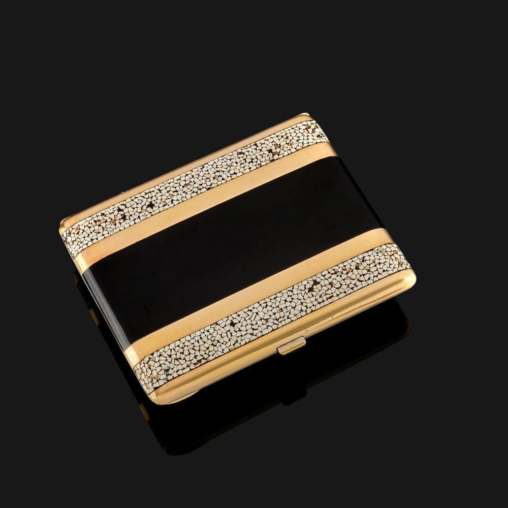 Description
STRAUSS, ALLARD & MEYER - ANNÉES 1925
ETUI A CIGARETTE LAQUE NOIRE ET COQUILLE D’OEUF
Il est de forme rectangulaire à bords arrondis en argent. Sur les deux faces un décor de bandes en laque noire, coquille d’oeuf et appliqué d’or jaune 18K. Intérieur en vermeil et pince à décor géométrique. Travail français, poinçon de maitre de Strauss, Allard & Meyer, numéroté 15942.
Poids brut : 168 gr. (poinçon mixte).
Dimensions : 10,5 x 8,7 x 1,2 cm.


A black and eggshell lacquer, silver and 18K gold applied by Strauss, Allard & Meyer. French assay mark and SAM maker’s mark. Numbered 15942. (mixed mark for silver and gold).
Gross weight : 168 gr.
Dimensions : 10,5 x 8,7 x 1,2 cm.