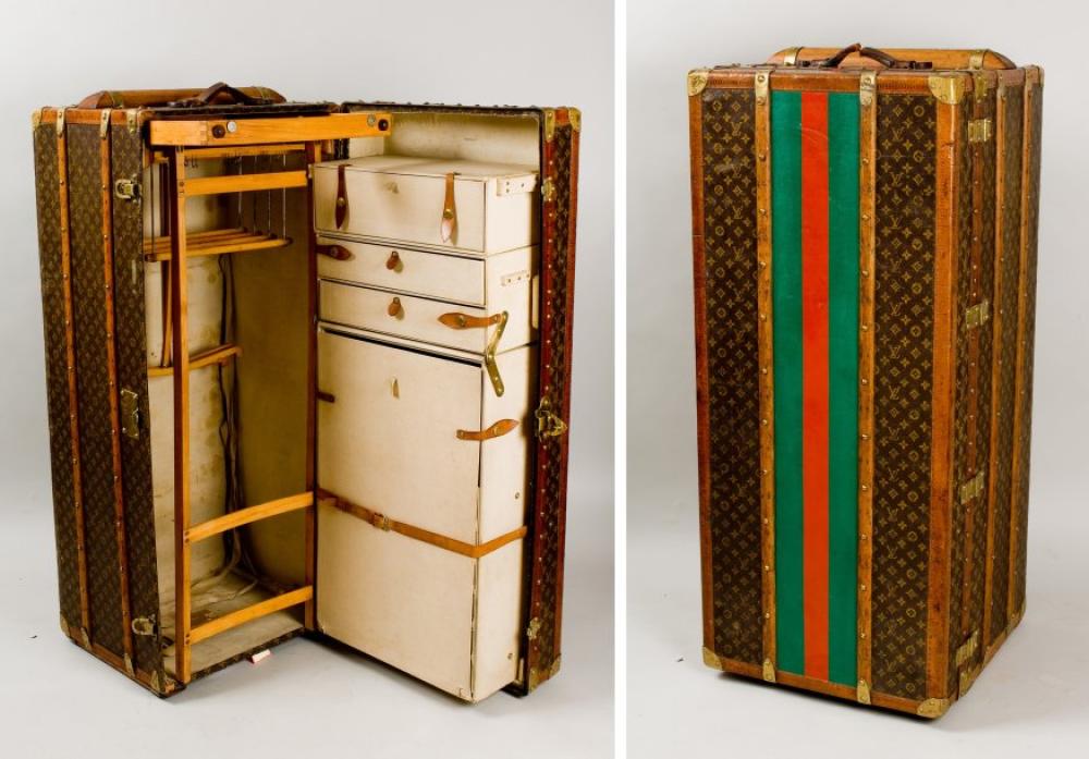 Louis VUITTON

, Champs-Elysées n°727419 Malle "Armoire" en toile monogram au pochoir, renforts hêtre, bordures lozinées, coins, fermetures en laiton doré, poignées cuir, intérieur à 3 casiers et un 4ème faisant table, de l’autre penderie, bandes d’écuries: 2 bandes vertes et 1 bande rouge.  Dimensions : 55 x 55 x 128 cm
