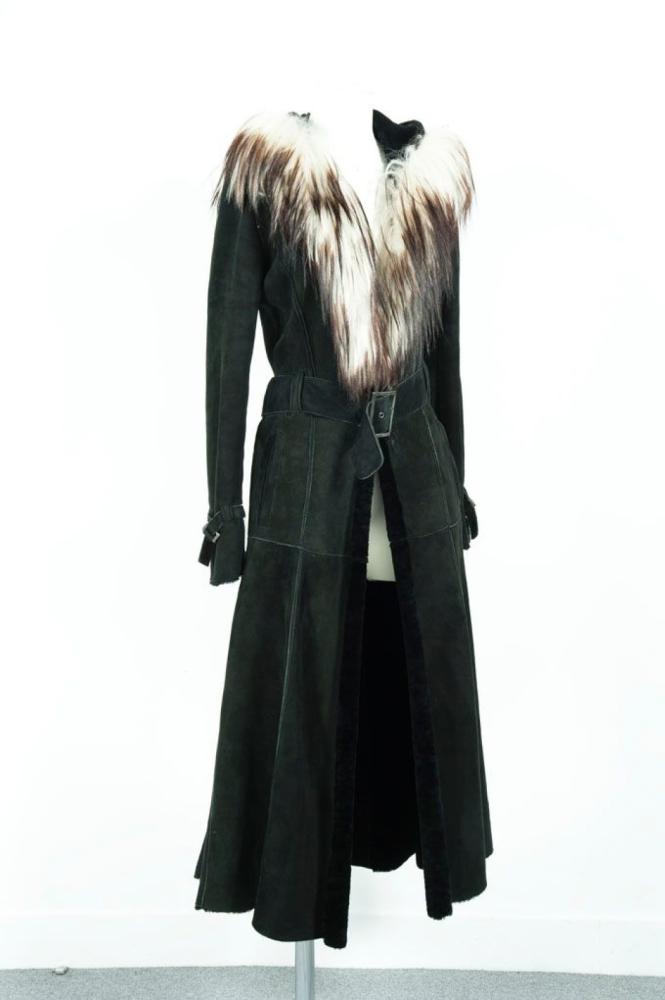 JITROIS

Manteau en envers daim noir doublé de Mouton, capuche et col en chèvre bicolore noir et blanc, fente haute au dos, ceinture et pattes de manches