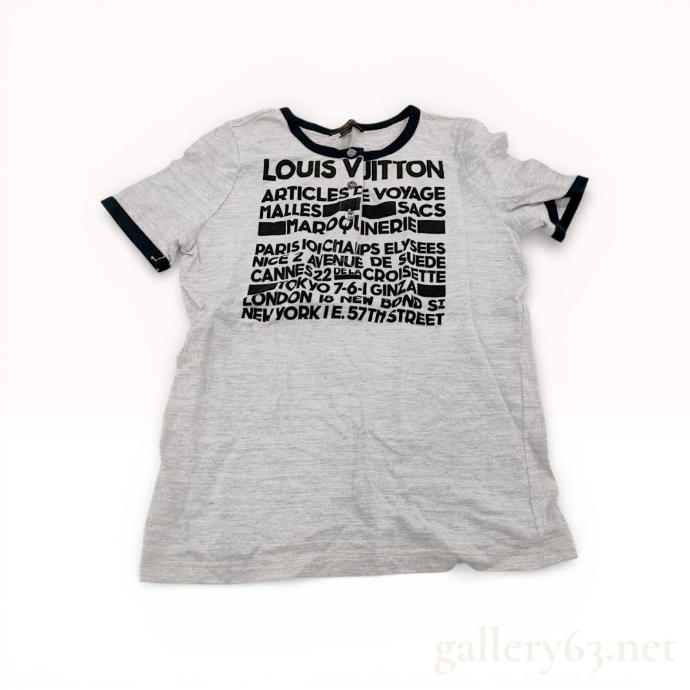 Description
Louis Vuitton short-sleeved Henley-style ringer t-shirt, size XS. Constructed from a heather gray jersey knit composed of 93% cotton and 7% viscose, featuring a three-button placket and black contrast trim at the neckline and cuffs. The front displays a black screen-printed Articles de Voyage graphic listing global flagship locations. Interior labels include a woven Louis Vuitton Paris neck tag and a secondary tag marked Made in Italy.
Length: approximately 20 inches.