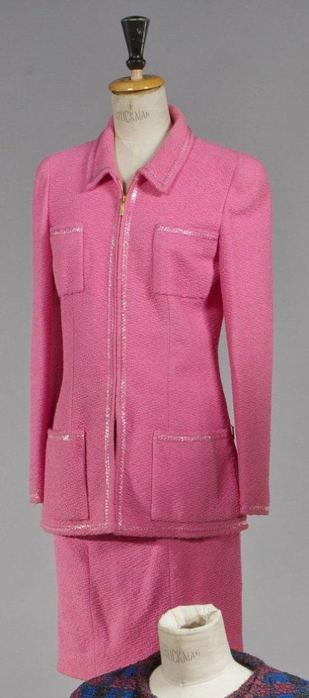 CHANEL Boutique

Tailleur en lainage bouclette rose gansé de rafia ton sur ton veste à petit col sur fermeture zip, manches longues à poignets boutonnés, quatre poches plaquées, deux fentes cotées zippées. Jupe droite à l’identique.