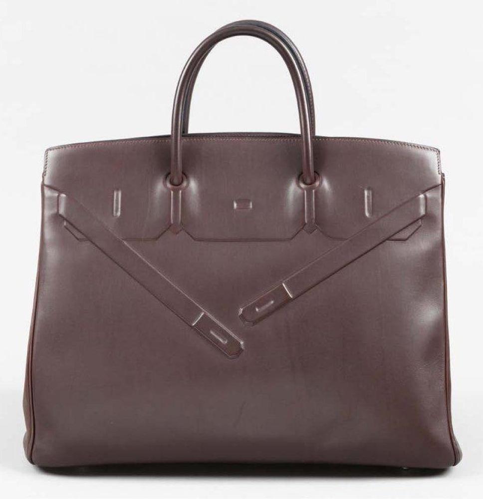 HERMES Paris made in France par Jean Paul GAULTIER année 2009

Sac "Birkin shadow" 40cm en veau swift marron, pattes de serrage sur pressions, double poignée à effets de trompe l’oeil. Bon état, édition limitée.