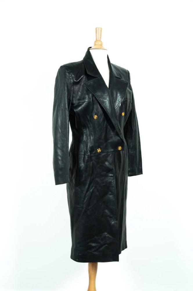 CELINE

Manteau en cuir agneau noir, colc cranté, simple boutonnage sur effet de plastron, poche poitrine, deux poches verticales, fentes dos