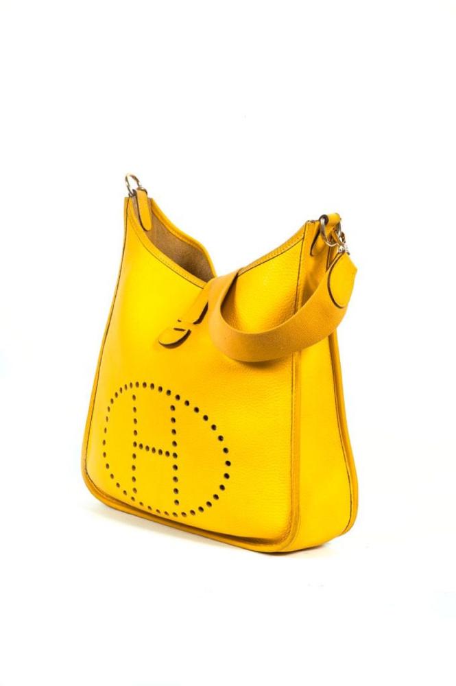 HERMES Paris made in France

Sac "Evelyne" en veau Clémence cumin, fermeture languette sur pression, anse bandoulière sangle amovible, devant orné d’un "H" perforé. Bon état (légères traces)