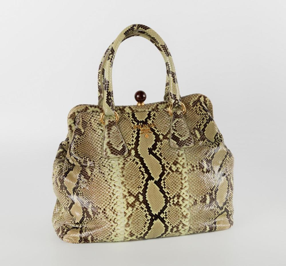 Description

PRADA.
Lucido Python Tote.
Greenish python leather. Tortoiseshell ball closure. Double short top handle. Makeup-colored leather interior. Four protective rivets on the base.
In good condition, with light marks of use.
Measurements: 35 x 28 x 15 cm.