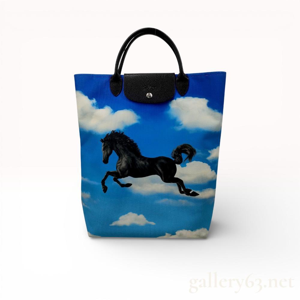Description
Blue Longchamp tote bag having vertical rectangular form with printed cloud background and large black rearing-horse motif on front. Bag featuring black textured leather top handles and matching leather flap with snap closure at upper center. Top opening leading to fabric-lined interior with zip pocket. Side panels showing same cloud print extending from front to back. Base structured with flat rectangular panel.