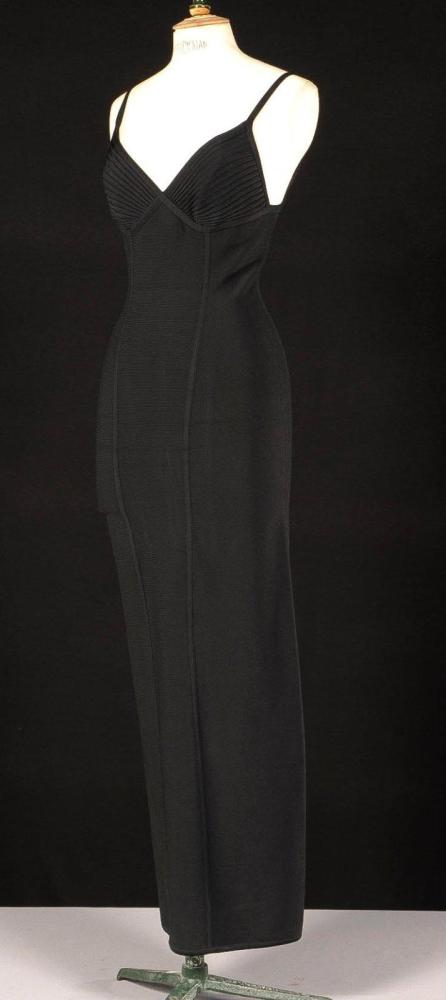 Hervé LEGER, cicra 1990

Robe du soir longue en strech noir, à découpes surpiquées, poitrine préformée sur fines bretelles, fente dos.