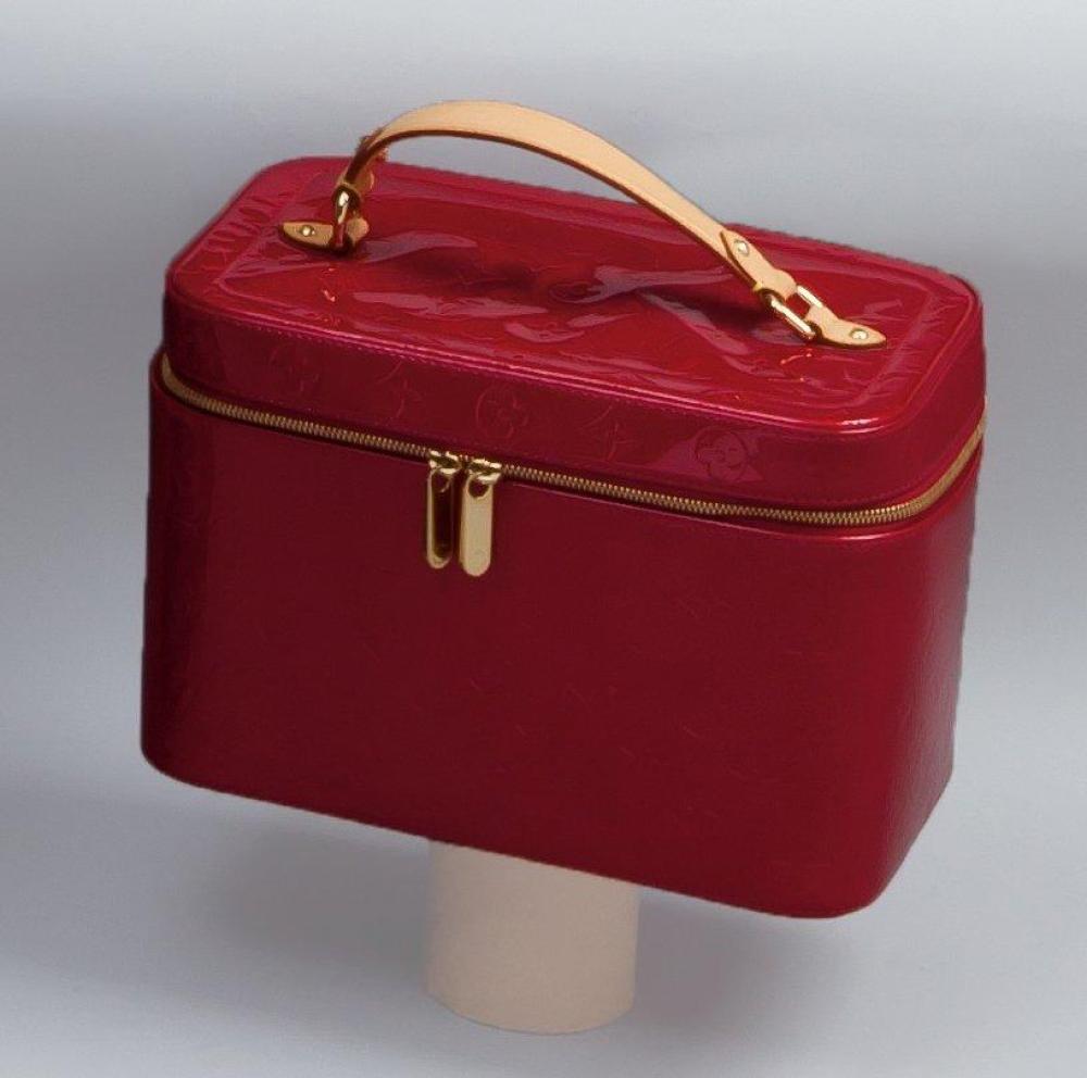 Louis VUITTON

Vanity en cuir monogram vernis framboise, intérieur en vuittonite lavable beige, fermeture éclair, poignée cuir. Dimensions 28 x 18 x 19 cm