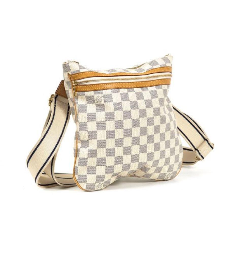 Louis VUITTON

Pochette Bosphore en toile damier azur et cuir naturel, fermeture éclair, hanse bandoullière réglable en toile beige à liseré bleu marine, poche sur le devant du sac, bon état