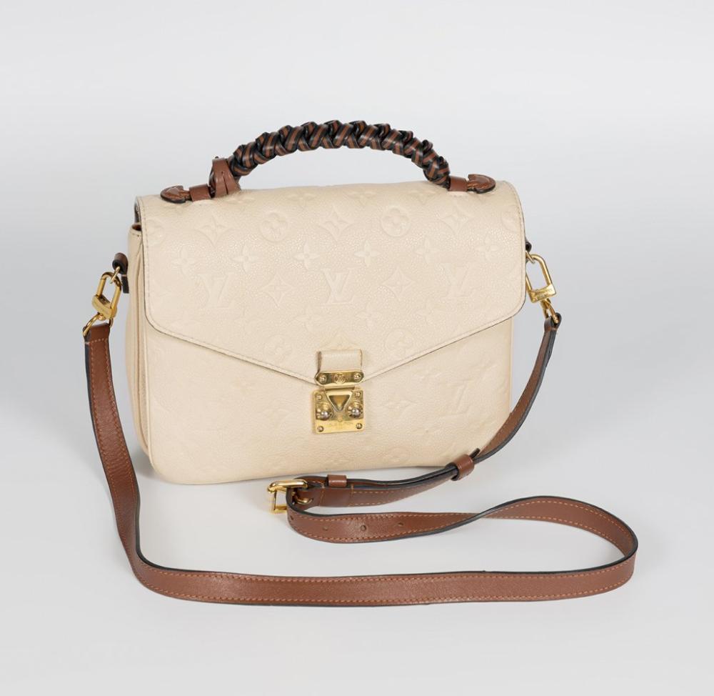 Description

LOUIS VUITTON
Pochette Métis East West
In ecru monogram leather embossed Empreinte. Brown leather details. Gold-tone metal hardware. With short braided leather top handle and long adjustable leather strap. Flap closure with golden hardware and compartmentalized interior.
With name holder with initials YB.
Measurements: 25 x 20 x 10 cm.

The Pochette Métis bag stands out for its emblematic satchel design. Its versatility makes it a very coveted model in the market.
Louis Vuitton bags are more than just fashion accessories; they are synonymous with luxury, elegance and sophistication. Created with meticulous attention to detail and exceptional craftsmanship, these iconic bags are a reflection of the brand’s heritage. With designs ranging from the iconic Monogram to the modern Epi, each Louis Vuitton bag tells a story of style and distinction. Whether it’s a classic Speedy, a versatile Neverfull or a limited edition creation, Louis Vuitton bags are the perfect companion for any occasion, bringing a touch of timeless elegance to any look. These bags are not only a status symbol, but also an investment in the art of fashion that will stand the test of time.

With nameplate with the initials YB