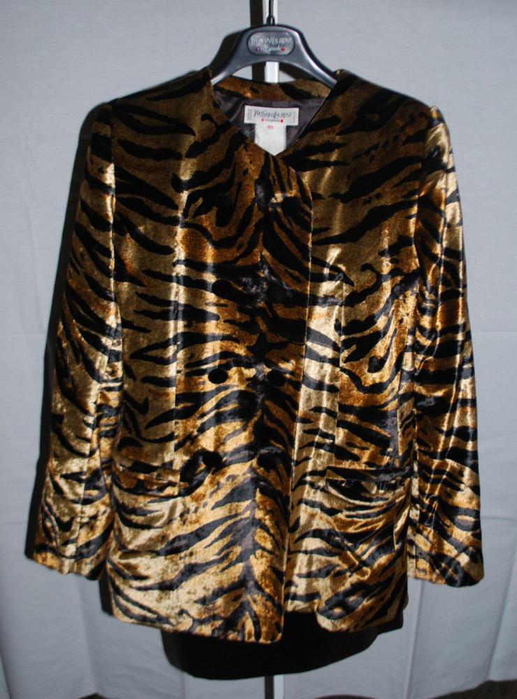 Yves SAINT LAURENT rive gauche

Ensemble composé d’une veste en velours à impressions tigre, encolure ronde, deux poches horizontales passepoilées, double boutonnage, manches longues; jupe en velours marron