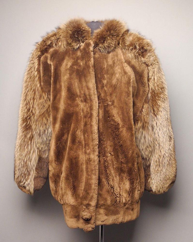 YVES SAINT LAURENT

Long manteau en vison brun (3 déchirures sur environ 5 cm au niveau de l’épaule gauche) T. 40