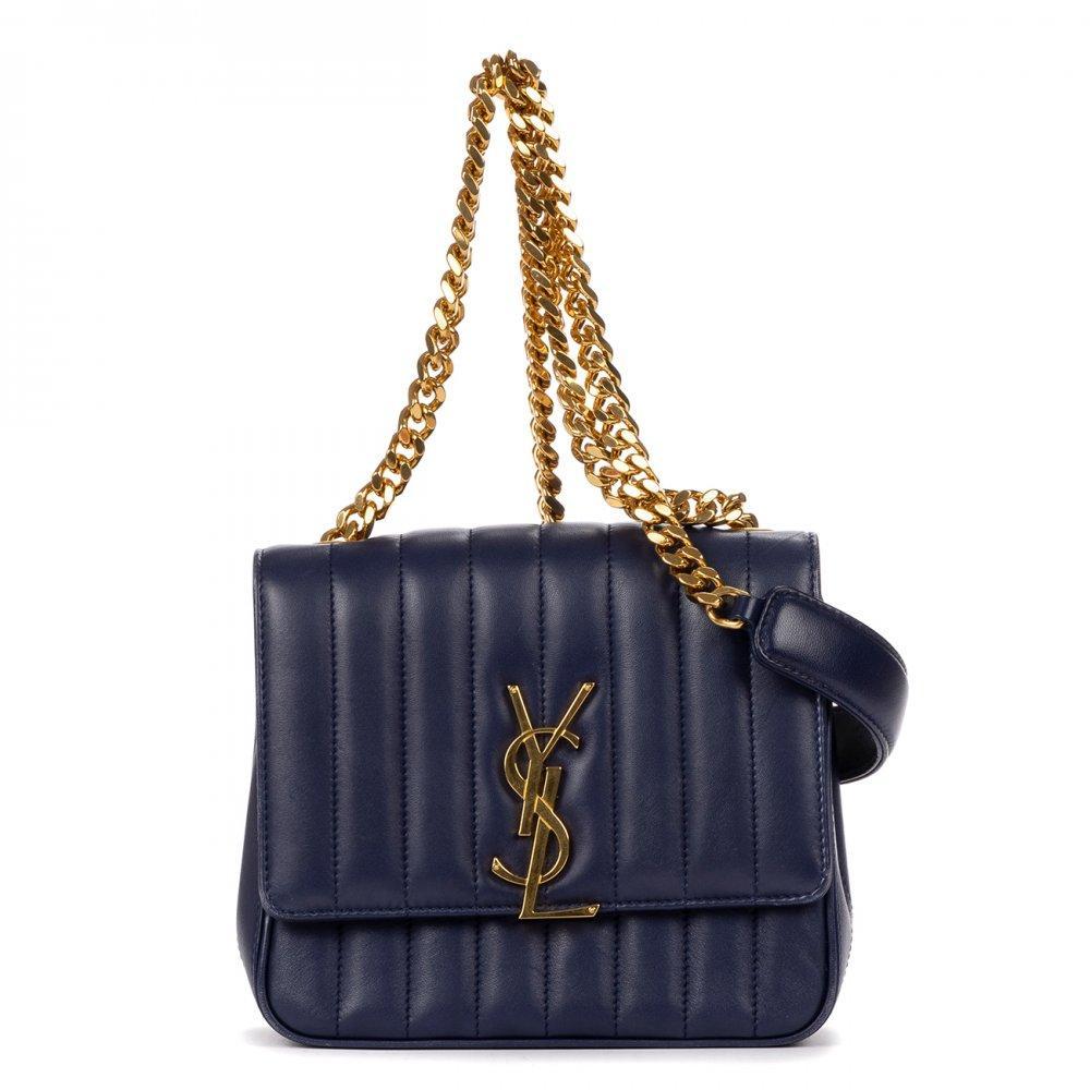 Description

YVES SAINT LAURENT.
Vicky Chain Flap Crossbody.
Matalassé quilted crossbody bag in dark blue lambskin with soft touch finish. Structured design with flap and inner pocket, magnetized closure with brand logo on the outside with gold finish. Long metal chain handle with tone-on-tone leather top, adjustable, suitable for carrying over the shoulder or across the body.
Includes brochure.
With interior numbering.
In excellent condition, slight signs of use.
Measurements: 20 x 17 x 8 cm.