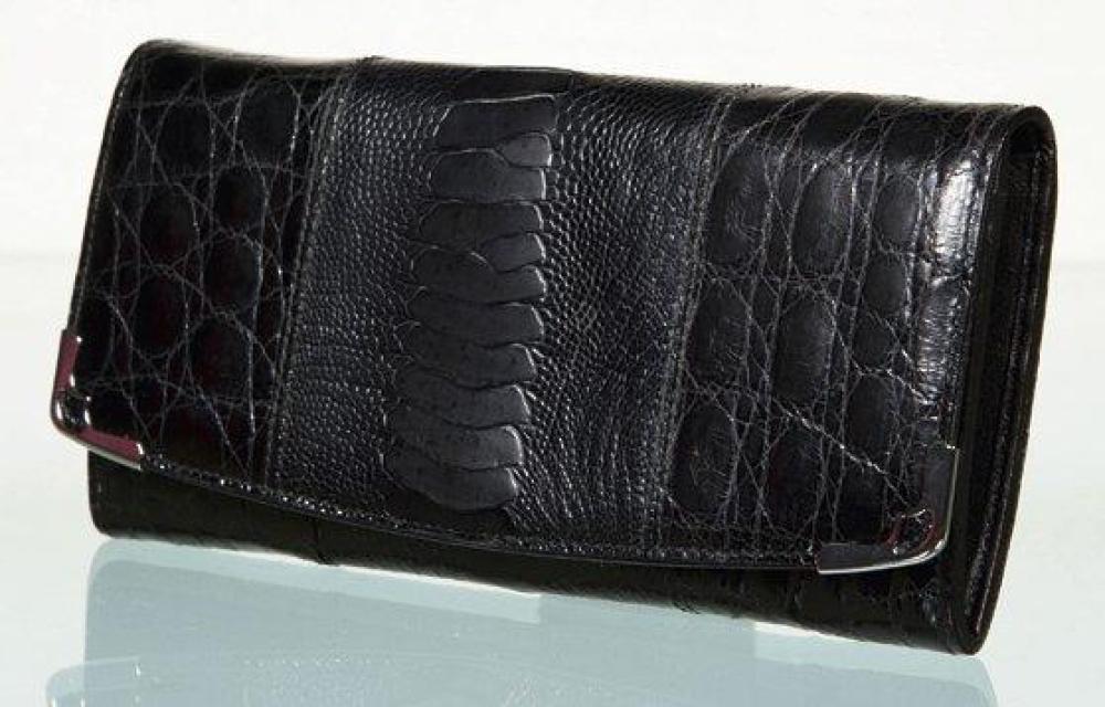 CARTIER

Porte-monnaie, portefeuille "Marcello" en python et crocodile noir, fermeture rabat sur pression, coins en palladium. Très bon état Coffret d’origine