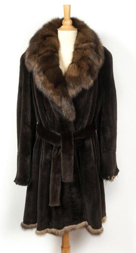 Agnès GERCAULT

9/10ème En Vison femelle dark Saga éjarré, travail pleines peaux, col cranté en Zibeline naturelle, bas des manches et du vêtement à l’identique, effet de dentelé, rehaussé de perles tubulaires noires, poches verticales.