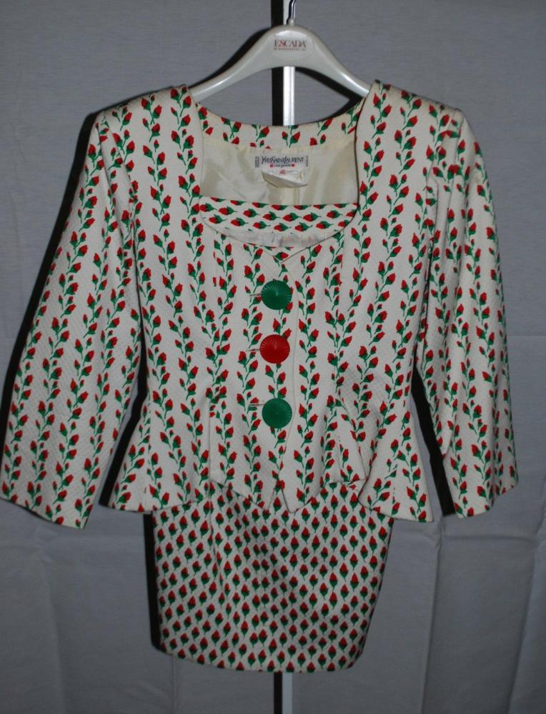 Yves SAINT LAURENT rive gauche

Ensemble en coton damassé imprimé de boutons de roses, haut à effet de basque à décolleté coeur, simple boutonnage, manches longues, jupe droite