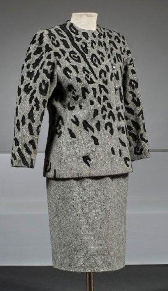 Jean Louis SCHERRER haute couture n°004886 circa 1985-1989

Tailleur en tweed noir et blanc, composé d’une veste ras du cou, ornée d’incrustations de daim noir à motifs irréguliers, boutonnag brise, manches longues, jupe droite légèrement fendue. Griffe blanche, graphisme noir