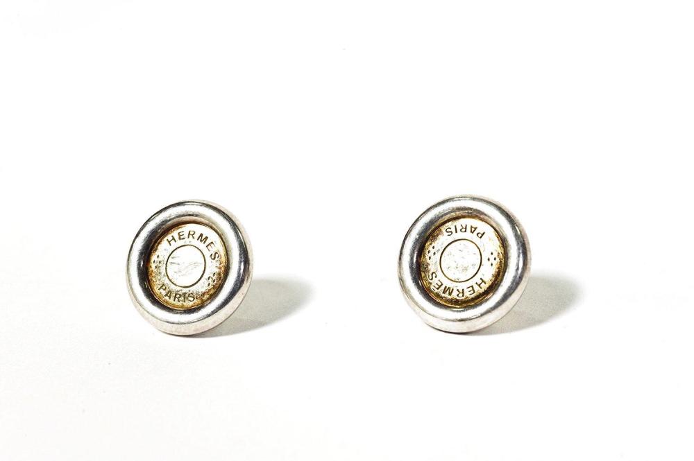 HERMES Paris

Paire de clous d’oreille en argent et or jaune figurant un clou de selle. Pds: 5,9 grs environ