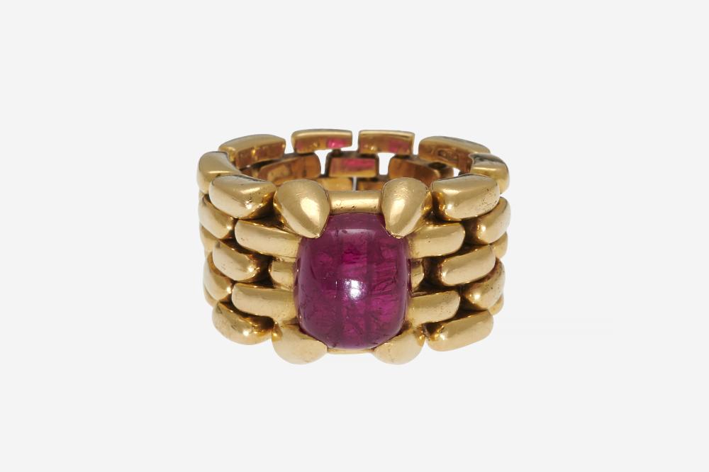 Bague souple

Bague souple

En or jaune 18k, articulée d’une maille brique et ornée d’un rubis cabochon serti sur griffes

Poids du rubis : env. 2.80 cts

TDD : 49-50, Poids brut : 17.68 g

An approx. 2.80 cts ruby and 18k yellow gold ring

RAPPORT DE CONDITION :

Patine et importantes rayures d’usage

Petites égrisures au rubis

Dim. du rubis : env. 8.95 x 7.45 x 4.10 mm

Veuillez noter que les pierres n’ont été ni desserties ni testées en laboratoire de gemmologie

CONDITION REPORT :

Usual wear and significant scuffs

Minor scratches on the ruby

Meas. of the ruby : approx. 8.95 x 7.45 x 4.10 mm

Please note that the stones have been neither unsetted nor tested in a gemmological laboratory