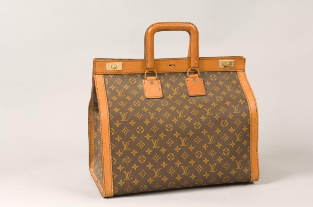 Louis VUITTON

Sac week end en toile monogram rigide et cuir naturel, fermetures en laiton doré, double poignée (erraflures)