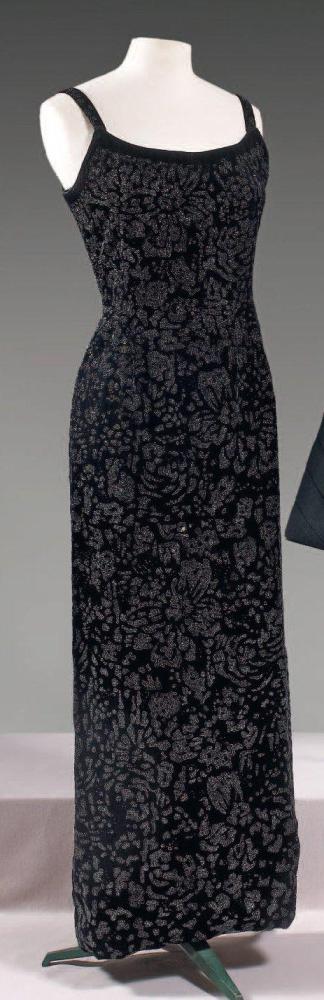 Christian DIOR

Robe du soir longue en velours noir rebrodé de perles de jais à motif végétal, décolleté bateau sur bretelles, jupe longue fourreau (fils tirés) Griffe noire, graphisme blanc