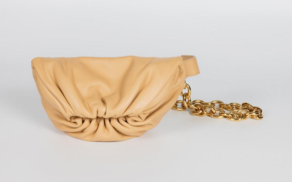 Description

BOTTEGA VENETA
Chain Pouch bag.
In soft beige lambskin with the characteristic ruffled design. With a golden chain, with thick links, that allows to carry the bag in different ways. Interior lined in leather.
Measurements: 24 x 15 x 9 cm.

Derived from the success of the Pouch model, this design introduces a metal chain as a structural and ornamental element, which contrasts with the sculptural softness of the house’s characteristic gathered leather. The design of this model is part of the brand’s aesthetic reinvention under the creative direction of Daniel Lee.