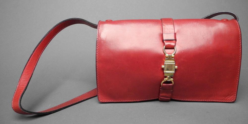 CELINE

Pochette à 3 soufflets en cuir rouge Joli fermoir en métal doré Grande anse bandoulière Dim: 21 x 13 cm