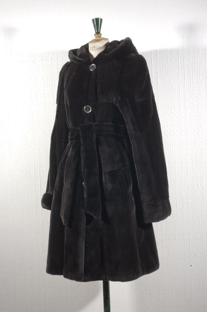 Manteau à capuche double fourrure reversible…

Manteau à capuche double fourrure reversible en nylon de soie noir et Vison dark femelle éjaré,  travail pleines peaux, simple boutonnage à quatre boutons, poignets de manches, ceinture en Vison