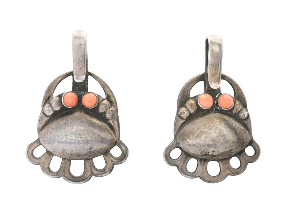 Jewellery

Brooch

GEORG JENSEN, brooches, one pair, silver, 4 corals, with hook for attachments, Jugend, Denmark 1904-1908, measurements 49 x 34 mm, total weight 17,6 g, one brooch missing pin fitting.