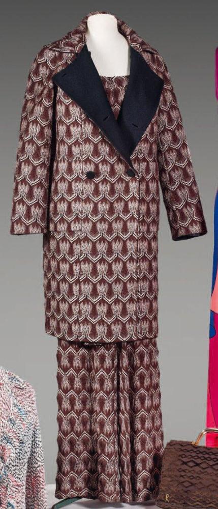 MISSONI, circa 1970

Combinaison pantalon en tulle de laine tissé à motif de mosaïques beige, marron, haut bustier, pantalon rond; se porte sur un manteau double face reversible à l’identique et lainage noir, petit col, double boutonnage, poches dans les coutures. Griffes rouille, graphisme noir