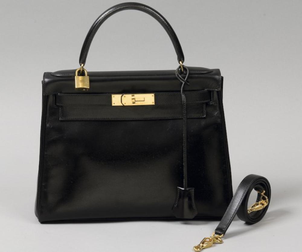 HERMÈS Paris made in France

*Sac «Kelly» 32 cm en cuir noir, attaches et fermoir plaqué or, poignée, clés, cadenas, anse bandoulière. Bon état.