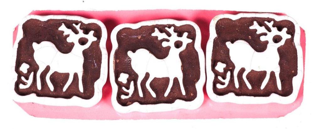 LINE VAUTRIN (1913-1997) CIRCA 1945

Ensemble de trois boutons en céramique émaillée marron, blanc représentant un cerf. Signés du monogramme. Bibliographie: Modèle similaire dans une autre couleur dans le livre " Boutons de Loïc Allio, préface de Hubert de Givenchy, édition du Seuil 2001, page182