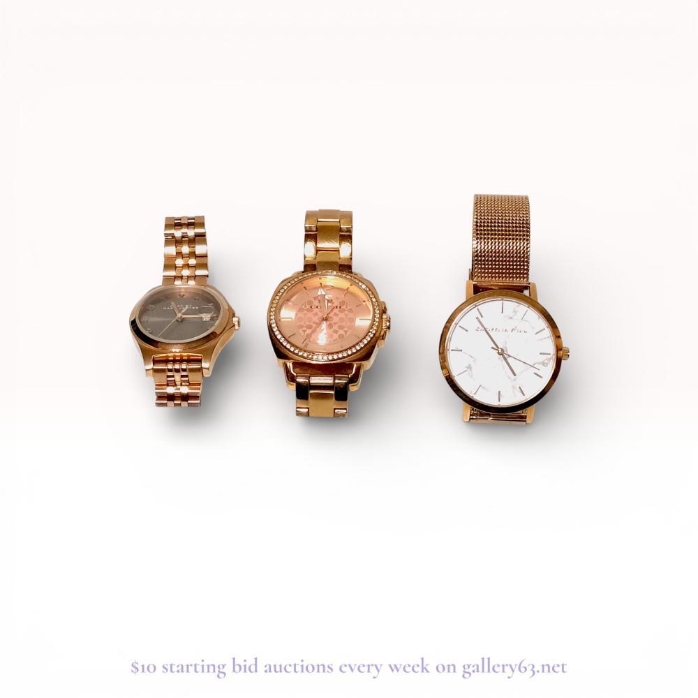 Description
Three ladies rose gold-tone fashion watches by Marc by Marc Jacobs, Coach, and Christian Paul. The Marc by Marc Jacobs model MBM3352 (serial 251408) features a grey dial and multi-link bracelet, while the Coach watch includes a crystal-set bezel and logo-patterned dial. The Christian Paul watch displays a white marble-patterned dial on a rose gold-tone mesh bracelet.
Marc by Marc Jacobs: 28mm
Coach: 34mm
Christian Paul: 40mm.